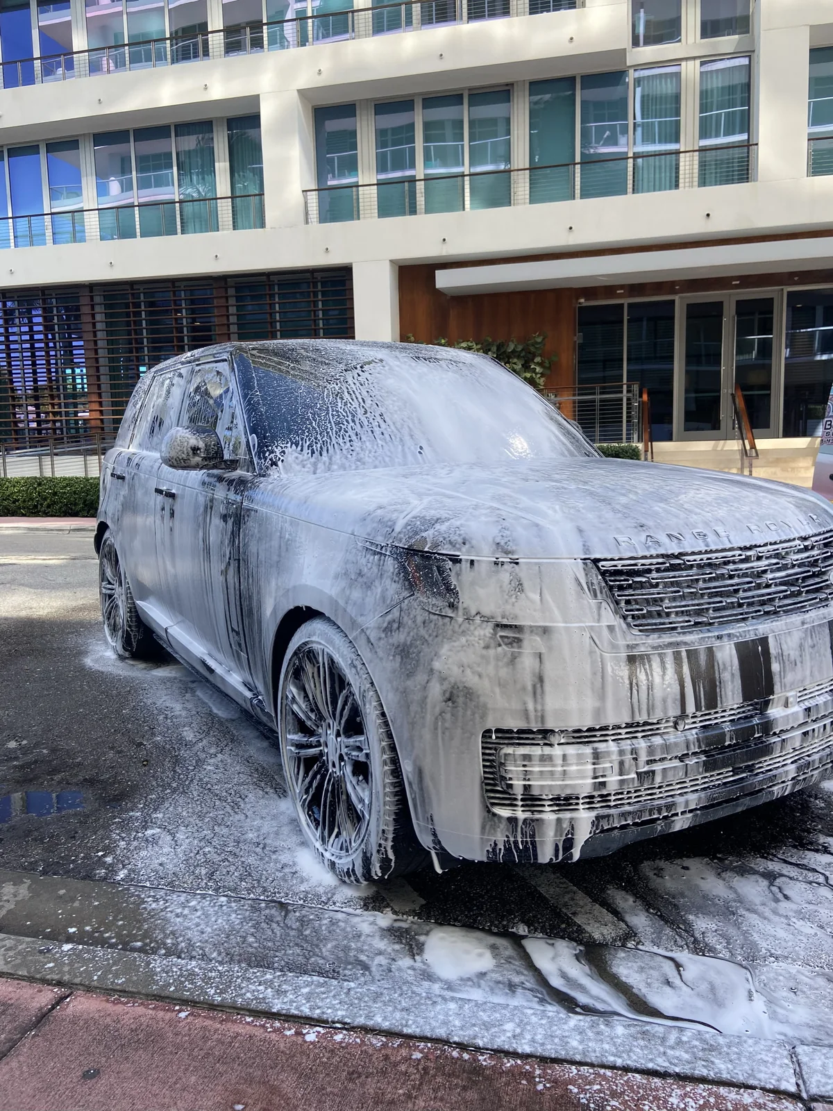 Foam Pre-Wash · Range Rover